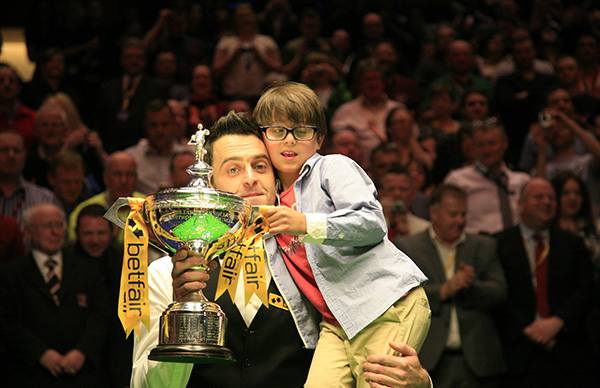 疑似肩伤复发,贝林厄姆在被换下后捂着自己的肩膀